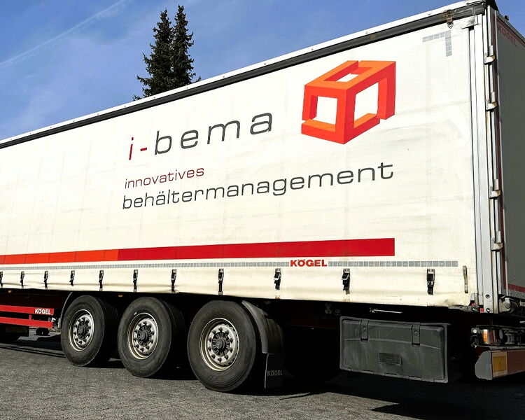 LKW unseres Logistik-Dienstleisters mit Werbeplane der i-bema GmbH