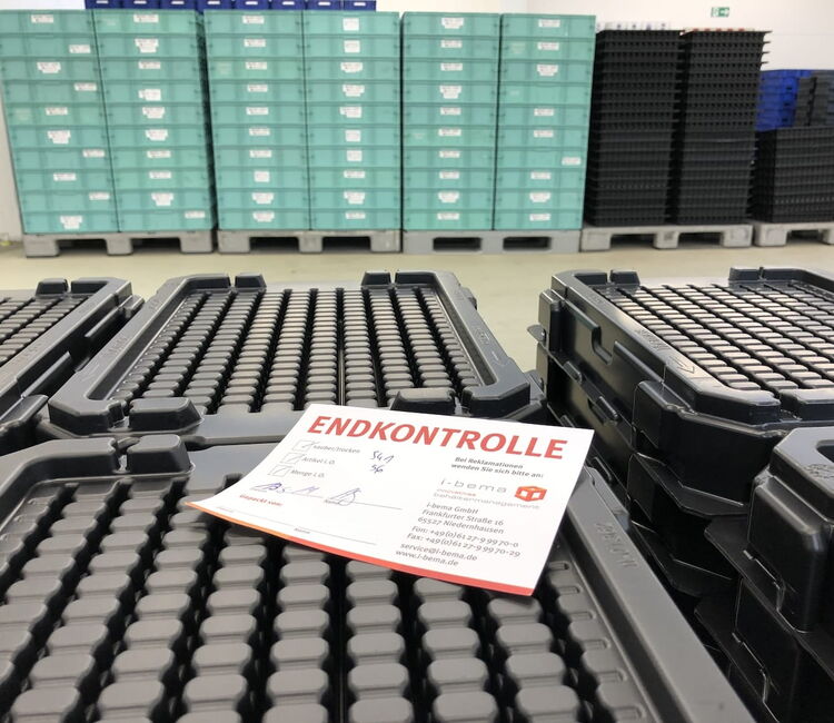 Gewaschene Trays und Behälter in der Sauberzone Gewaschene und saubere Trays und Behälter in der i-bema Sauberzone