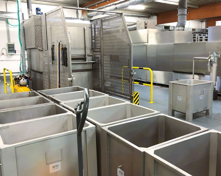 Kabinenwaschanlage zur Reinigung von starren Großladungsträgern aus Kunststoff, Aluminium oder Edelstahl