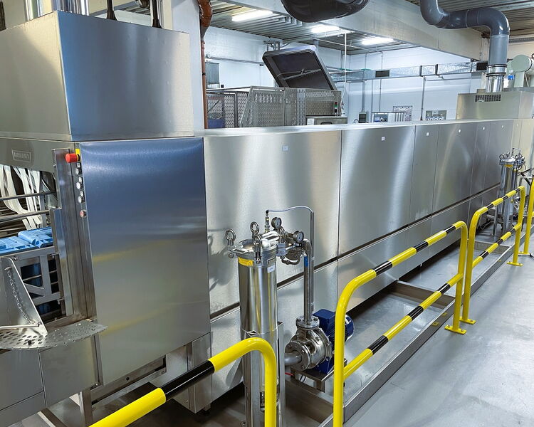 Blick auf unsere HOBART 4-Spur-Durchlaufbehälterwaschanlage zur Reinigung von Trays, Blister, Deckeln und Kleinladungsträgern