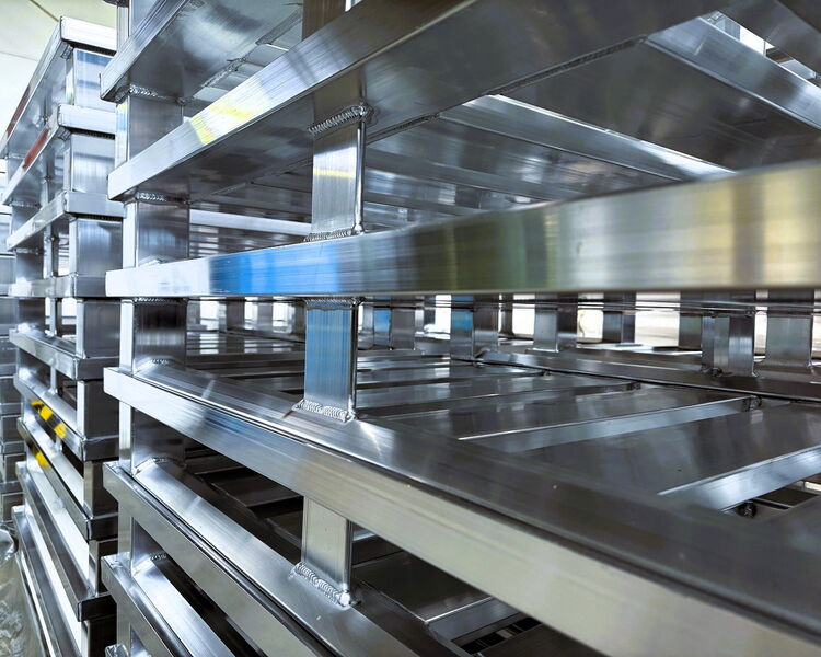 Neben der Reinigung von Kunststoffpaletten und Palettendeckeln ist auch die Reinigung von Paletten aus Aluminium ist bei uns möglich.