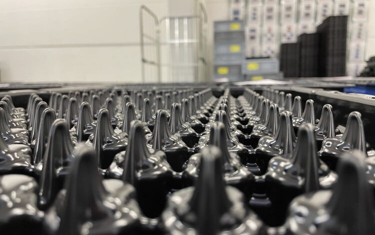 Detailaufnahme eines sauberen Trays in der Sauberzone Detailaufnahme eines sauberen Trays in der Sauberzone im Hintergrund sieht man diverse Packvorschriften